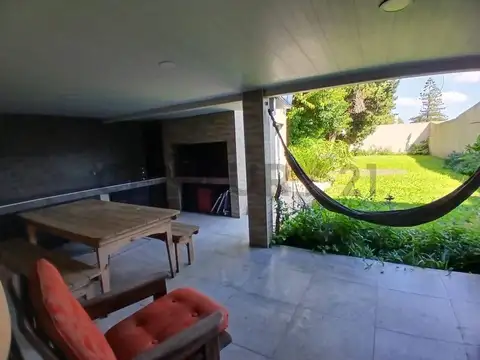 CASA DE 2 DORMITORIOS CON JARDIN Y COCHERA EN VENTA