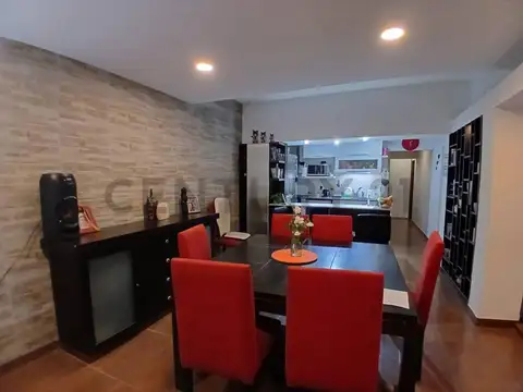 Casa en Venta con 3 cocheras