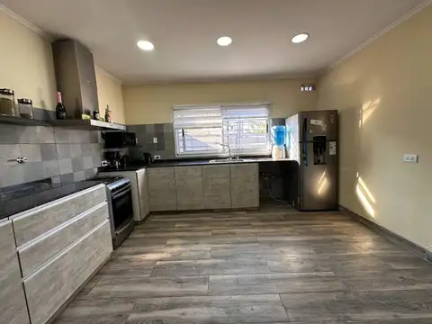 CASA EN VENTA 5 AMBIENTES F. VARELA APTA CREDITO