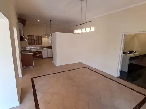 Casa 4 ambientes con 2 baños