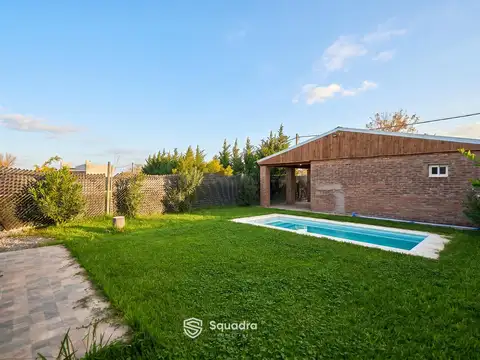 VENTA | PERMUTA - Dos casas de 1 dormitorio cada una con jardin y pileta - Las Tardes, Roldán.