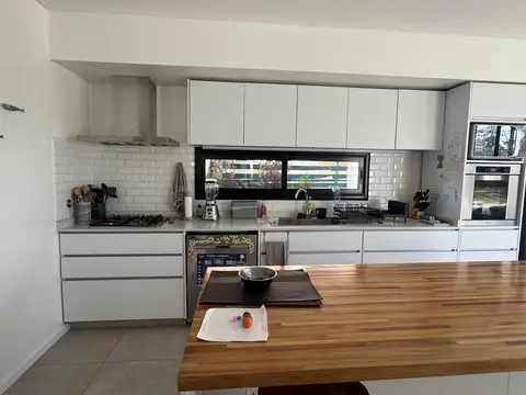 Casa en Alquiler con 2 cocheras