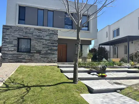 Moderna Casa en Alquiler Anual en Castaños, Nordelta