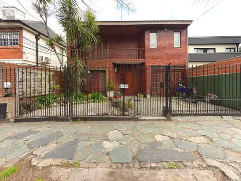 VENTA CASA 7 AMB. JARDIN Y GARAGE  - ADROGUÉ