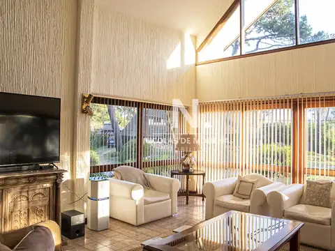 Casa 8 ambientes con 5 baños