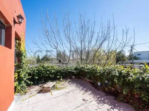 Casa 2 ambientes con 2 baños