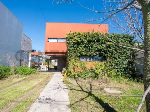 CASA EN VENTA EN GONNET CON PARQUE