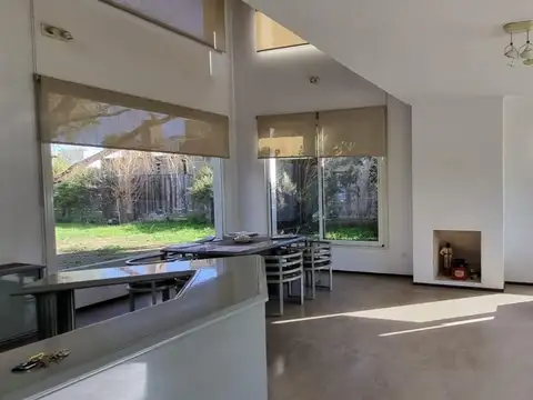 Casa 8 ambientes con 4 baños