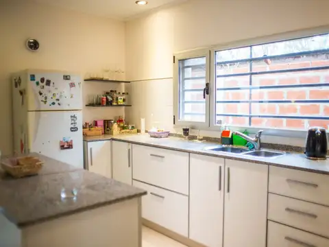 Casa 5 ambientes con 2 baños