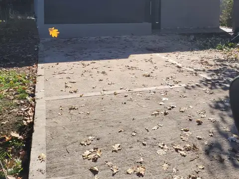Casa en Alquiler con 3 cocheras