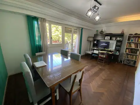 Semipiso de 3 ambientes al frente con balcón y patio en Villa Pueyrredón.