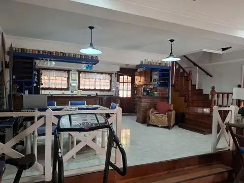 Casa en Venta con 3 cocheras