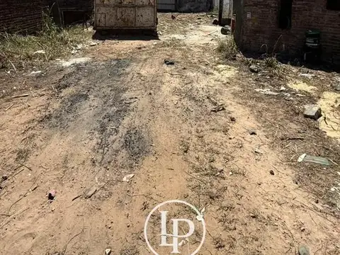 GALPON MAS 2 LOTES (SALIDA A 3 CALLES) FRENTE A AV JUAN MANUEL DE ROSAS