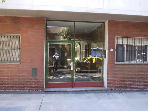 Muy buen departamento de dos ambientes, al frente.-