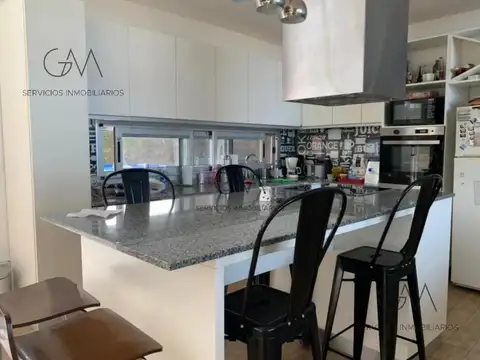 Casa en Alquiler con 4 cocheras