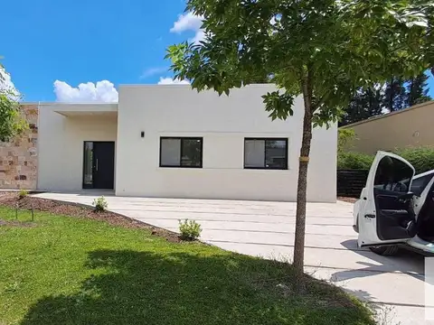 Casa en venta - 3 Dormitorios 3 Baños - Pilar del Este
