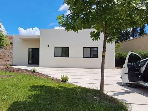 Casa en venta - 3 Dormitorios 3 Baños - Pilar del Este
