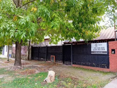 CASA EN VENTA 2 DORMITORIOS, COCHERA Y PATIO CON VERDE, 153 ENTRE 57 Y 58, LOS HORNOS.