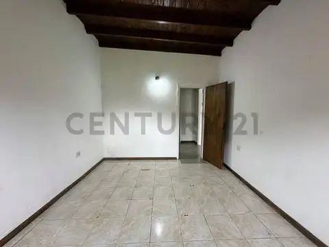 CASA EN VENTA 2 DORMITORIOS, COCHERA Y PATIO CON VERDE, 153 ENTRE 57 Y 58, LOS HORNOS.