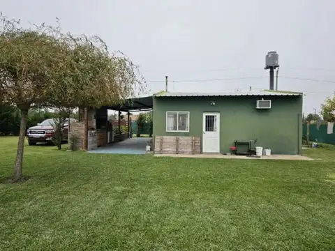 Casa quinta en Antelo con dos habitaciones, parrillero, pileta y gran jardín parquizado