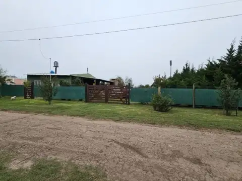 Casa quinta en Antelo con dos habitaciones, parrillero, pileta y gran jardín parquizado