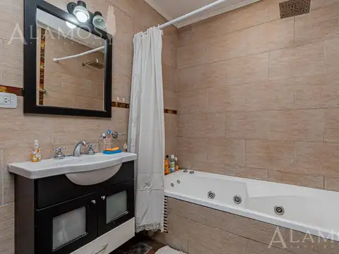 Casa 8 ambientes con 2 baños