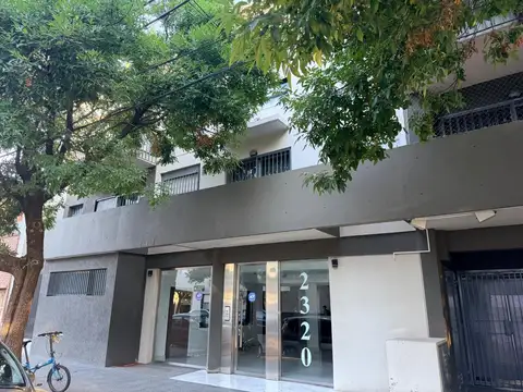 Monoambiente contra frente con balcón , muy luminoso , con cochera fija descubierta