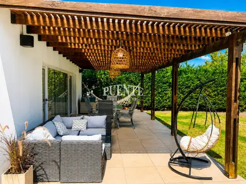 Casa en Venta con 2 cocheras