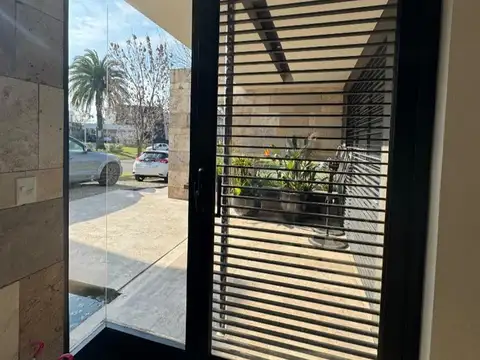 Casa en Alquiler con 5 cocheras