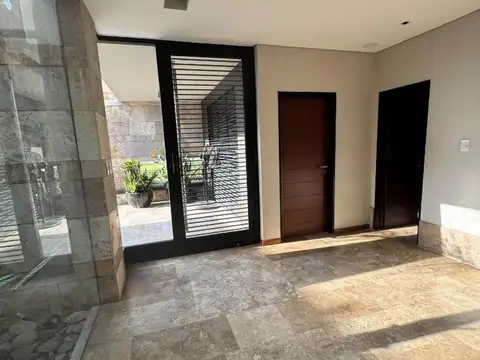 Casa 5 ambientes con 4 baños
