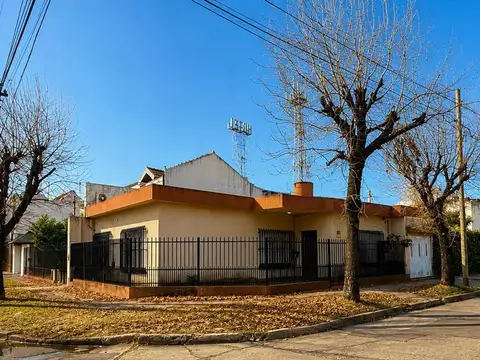 Venta Casa Americana 4 ambientes con parque Castelar Norte