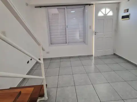 SE ALQUILA EXC. DÚPLEX DE 3 AMB C/BALCÓN, ESPACIO PARA 1 AUTO, SEGURIDAD EN B. CANGURO