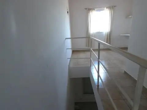 SE ALQUILA EXC. DÚPLEX DE 3 AMB C/BALCÓN, ESPACIO PARA 1 AUTO, SEGURIDAD EN B. CANGURO