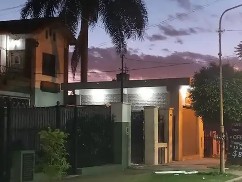 Casa con 12 ambientes. Varios usos.  Super oportunidad!,  en venta .Caseros.