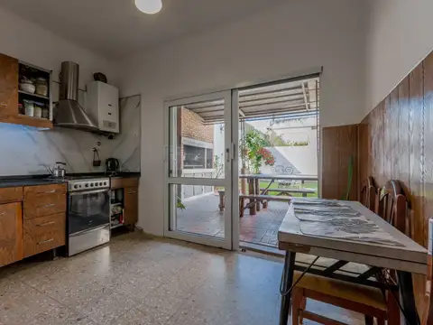 Casa venta 4 dormitorios -Lisandro De La Torre - con cocheras y pileta