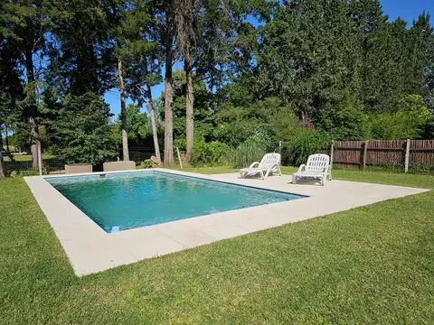Quinta de 3 ambientes con 1 baño sobre terreno de 1500 m², galeria con parrilla y pileta de 8x4m  