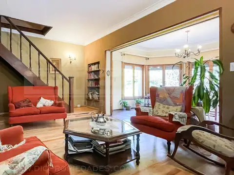 Casa 10 ambientes con 2 baños