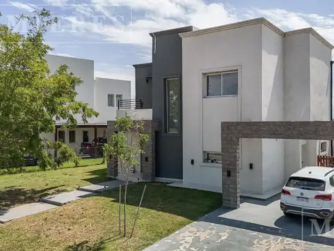 Casa en alquiler anual en San Sebastián área 7, a la laguna