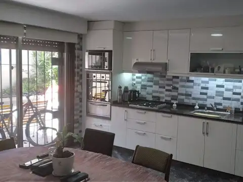 Casa 6 ambientes con 2 baños
