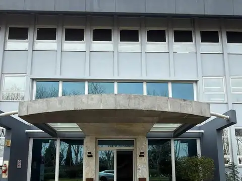 Depósito industrial con oficinas en alquiler
