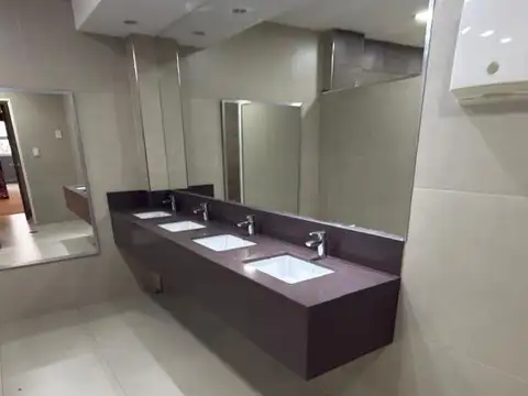 Depósito industrial con oficinas en alquiler
