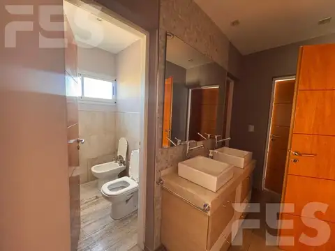 Casa 6 ambientes con 3 baños