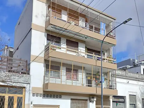 Muy buen 2 ambientes con espacio guardacoches. De Genaro Propiedades