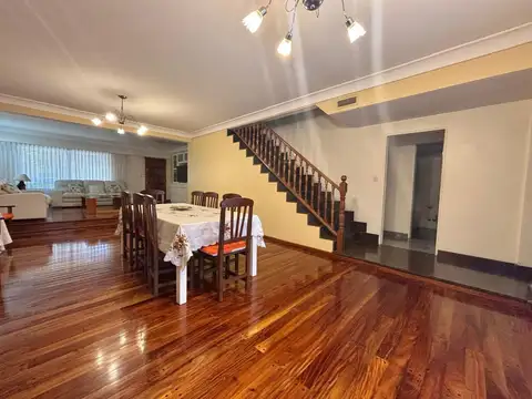 Casa en Venta con 3 cocheras