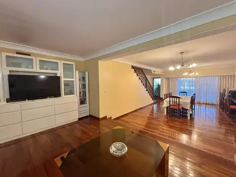 Casa 6 ambientes con 5 baños