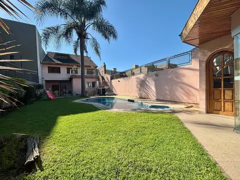 Espectacular casa en zona residencial de Ramos Mejia, IMPECABLE. ALTILLO PILETA  JARDIN QUINCHO-CAVA