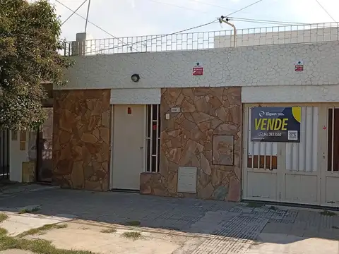 Venta/Permuta Casa Dos Dormitorios Cochera. Zona Sur