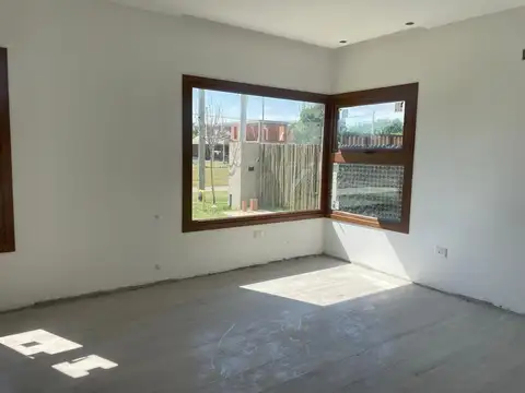 CASA EN VENTA CITY BELL 4 DORMITORIO PILETA