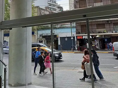 Oficina alquiler 380 m2 Abasto Nueva 22 m de frente vidriado
