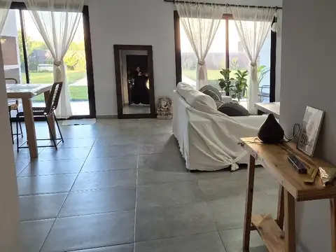Casa 4 ambientes con 2 baños